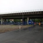 Pod dálničním mostem je umístěné nové parkoviště P+R.