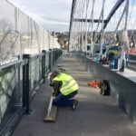 Na novém mostě v Blansku dokončují dělníci lávku pro pěší
